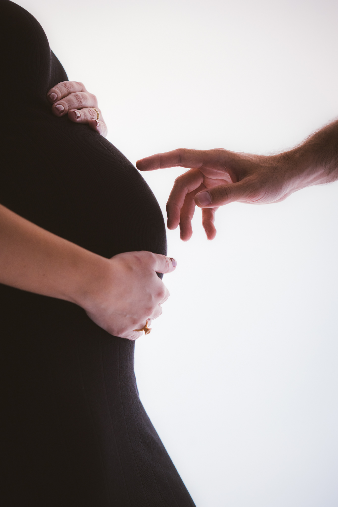 Detalhe da barriga durante ensaio de gestante no TR Estúdio em Fortaleza