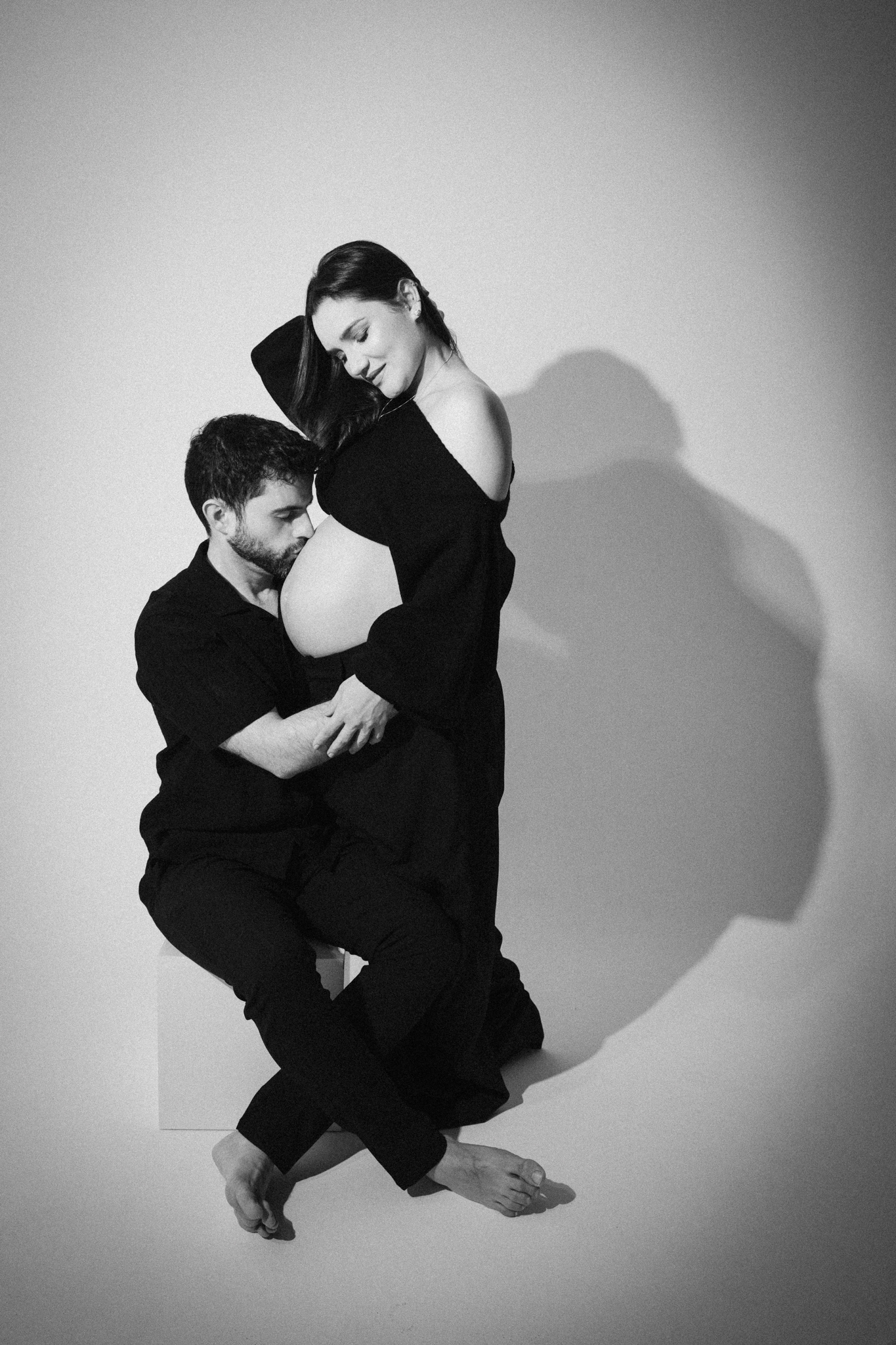 Fotografia em preto e branco de gestante e esposo no TR Estúdio em Fortaleza