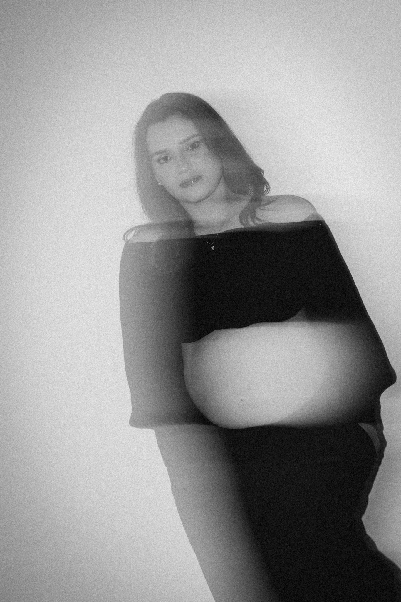 Fotografia em preto e branco de gestante no TR Estúdio em Fortaleza