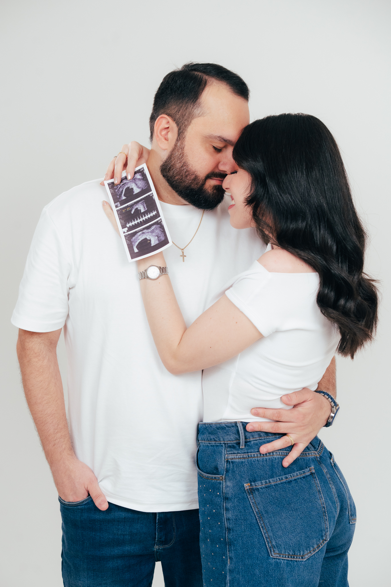 Casal segurando o ultrassom em momento de carinho durante ensaio de gestante em Fortaleza!